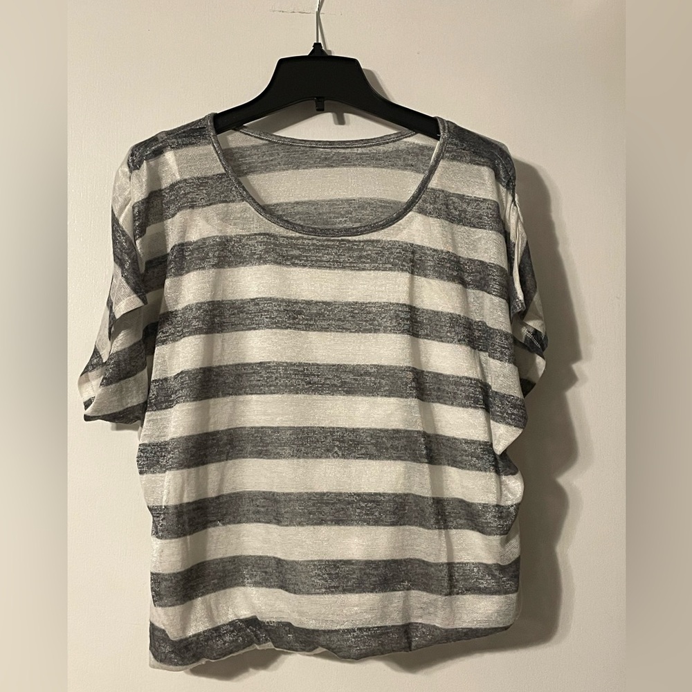 Mudd ✌🏻☮️ ❤️ Juniors Gray & white Top with Silver Highlights
